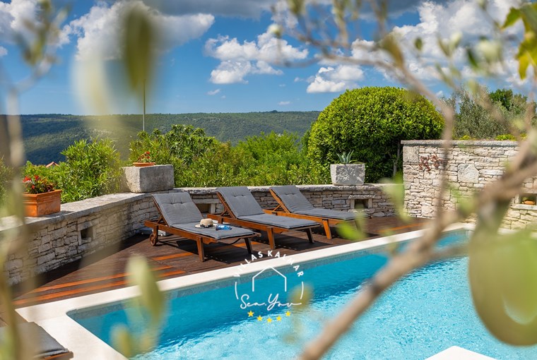 Privater Pool mit Panoramameerblick an der Ostküste Istriens