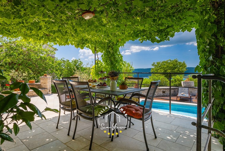 Überdachte Terrasse mit Esstisch und Grill – Familienvilla Istrien