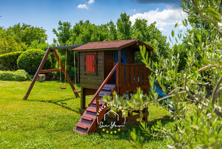 Kinderspielplatz im privaten Garten – Familienfreundliche Villa
