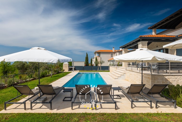 Liegestühle neben dem privaten Pool einer Villa in der Nähe von Novigrad