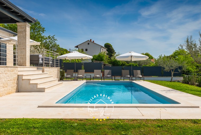 Privater Pool und Sonnenliegen im Garten der Villa in Visnjan