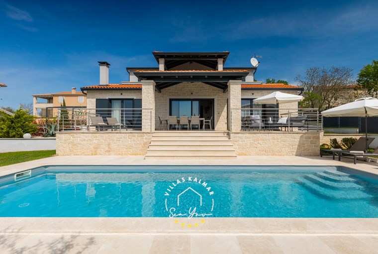 Privater Pool vor einer schönen Villa