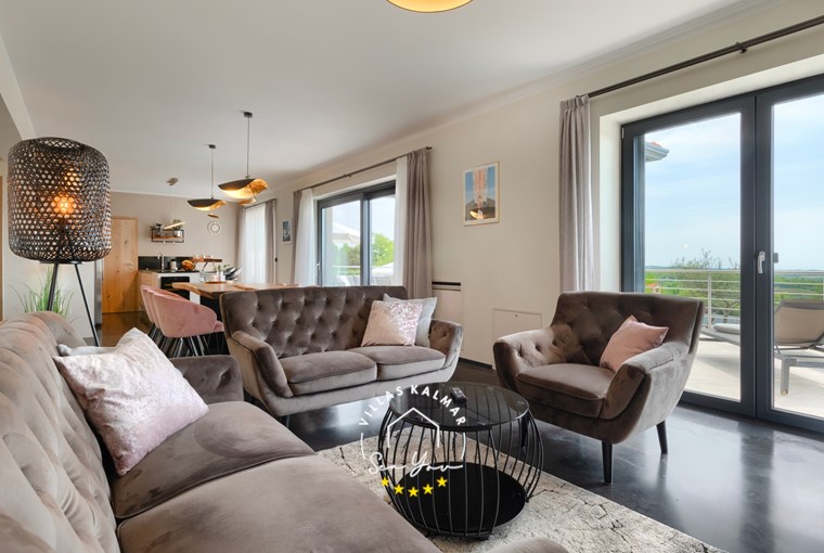 Wunderschön dekoriertes modernes Wohnzimmer einer Villa mit Aussicht