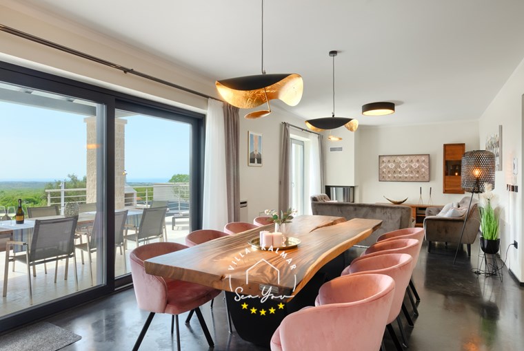 Moderner Essbereich der Villa mit Aussicht