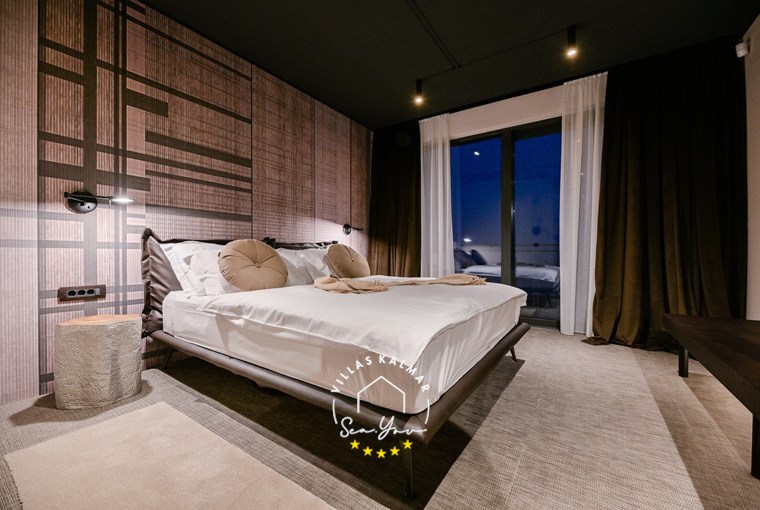 Sea-view en-suite bedroom with private terrace – Villa Vista Hills