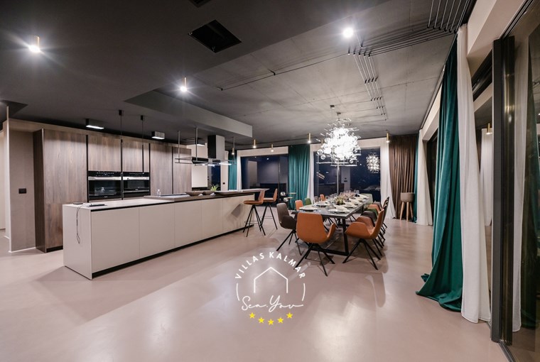 Fully equipped professional kitchen and stylish dining area