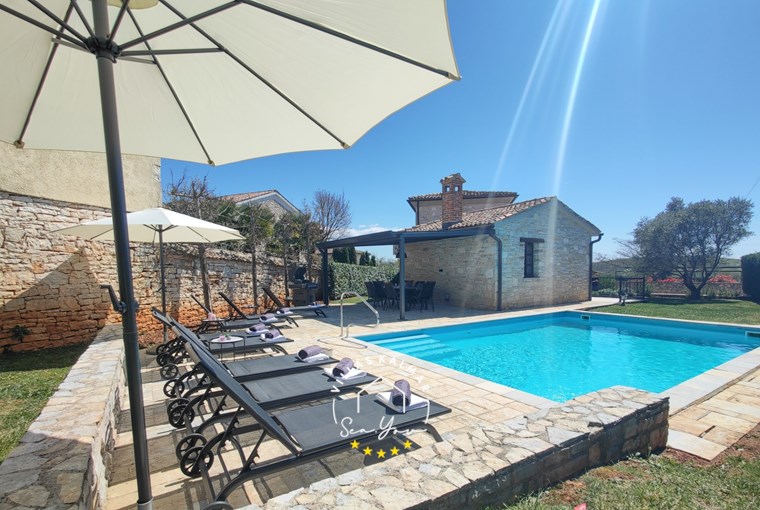 Villa with private pool and sunloungers in Barat