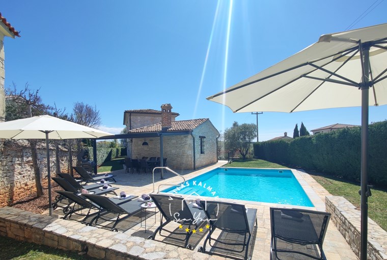 Charming villa with private pool and sunloungersnear Porec