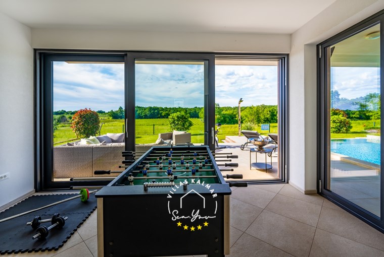 Tischfußball und Trainingsausrüstung in einer modernen Villa