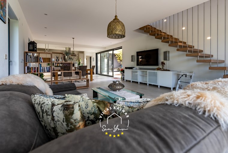 Modernes Wohnzimmer mit TV in einer Villa