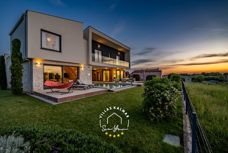 Moderne Villa mit Garten und Sonnenuntergang in Istrien