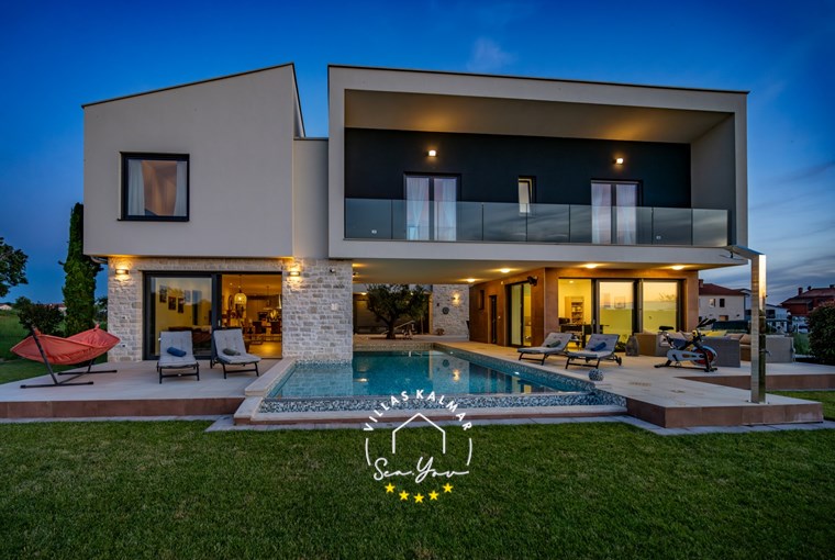 Ruhiger Abend in moderner Villa mit privatem Pool und Garten in Novigrad