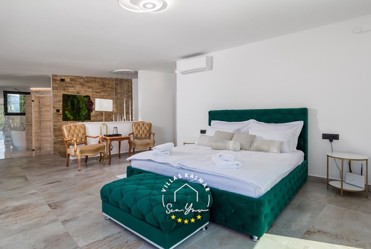 Spacious bedroom with double bed – Villa Modruna in Grižane, Crikvenica