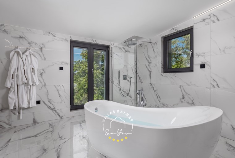 Walk-in shower in luxury bathroom – Villa Modruna in Grižane
