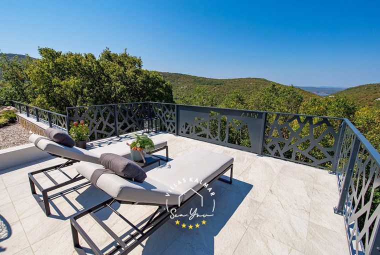 Sun deck with loungers overlooking the Adriatic – Villa Modruna