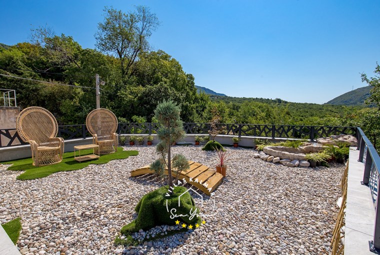 Themed garden with outdoor seating – Villa Modruna