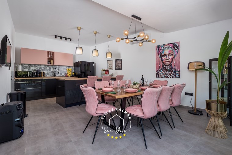 Fully equipped kitchen and dining area in Villa Modruna