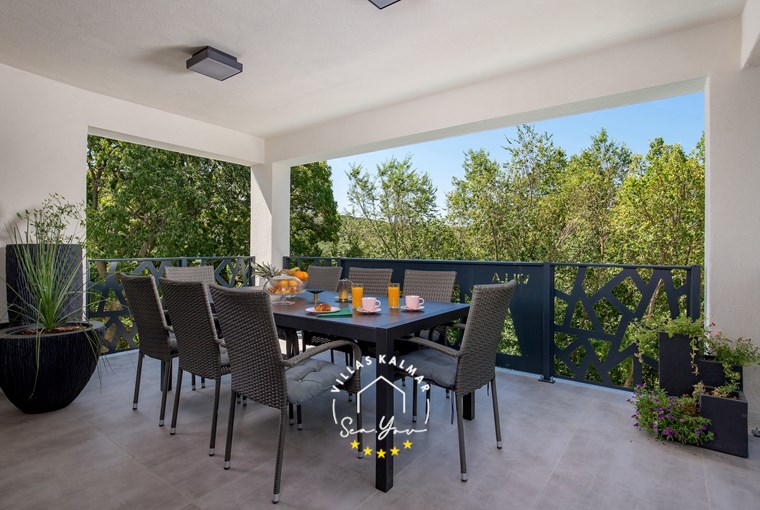 Covered outdoor dining area with gas grill – Villa Modruna