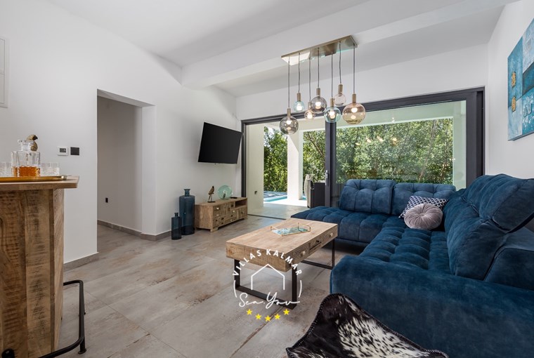 Modern living room with natural light – Villa Modruna