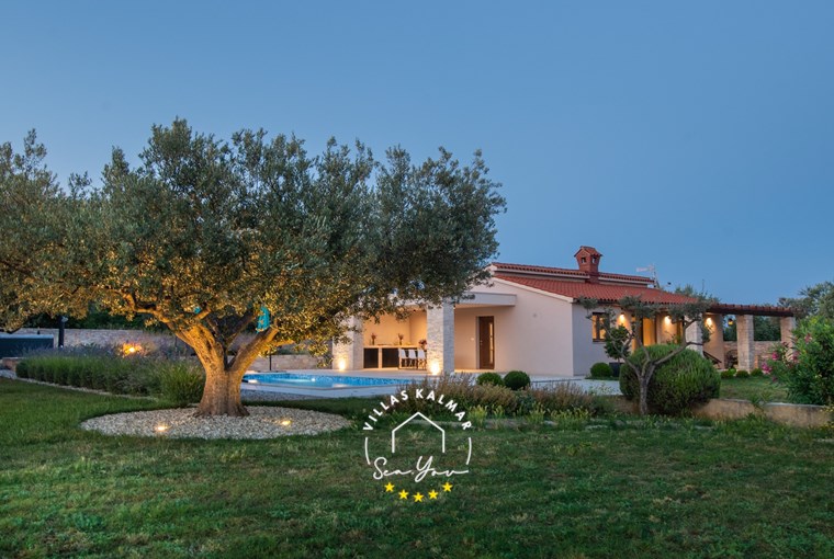 Abendstimmung am Pool der Villa Silentio