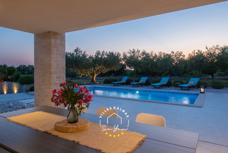 Privater Pool und Terrasse mit Blick auf die istrische Landschaft