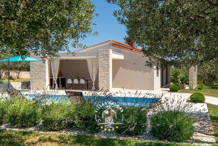 Garten der Villa mit Olivenbäumen und Ruhebereich - Villa Silentio in Mali Vareški
