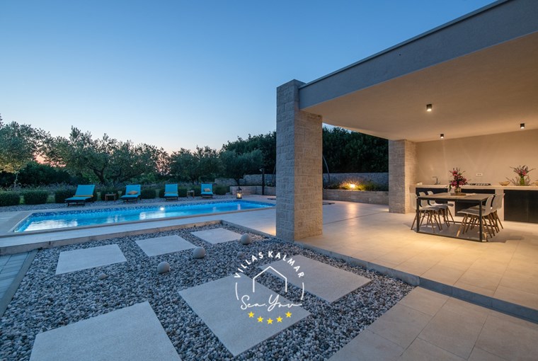 Istrischer Grillplatz und Essbereich der Villa Silentio