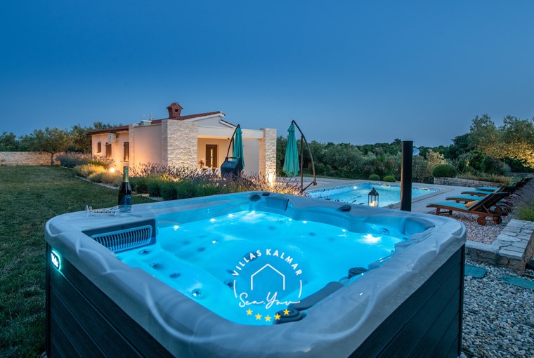 Außen-Jacuzzi der Villa Silentio, umgeben von Grün