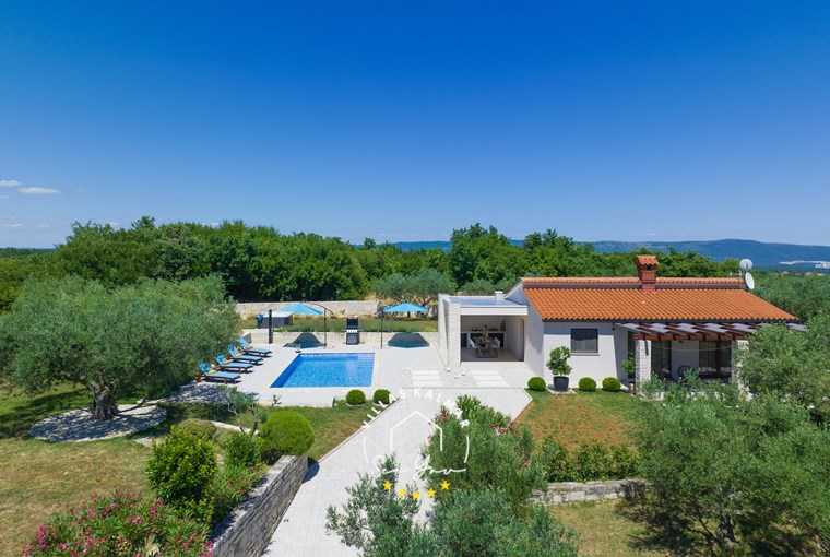 Landhausvilla in Marčana mit 32 m² großem Pool