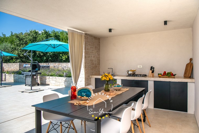 Außenküche und Essbereich am Pool – Villa Silentio