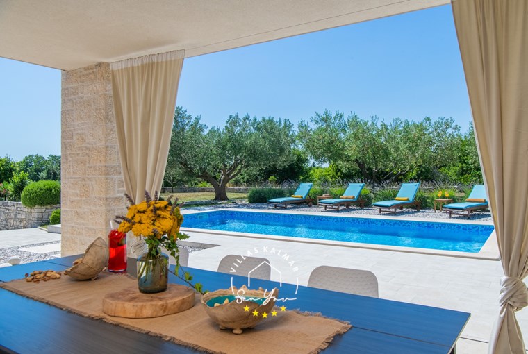 Essen im Freien umgeben von mediterranem Grün - Villa Silentio in Istrien