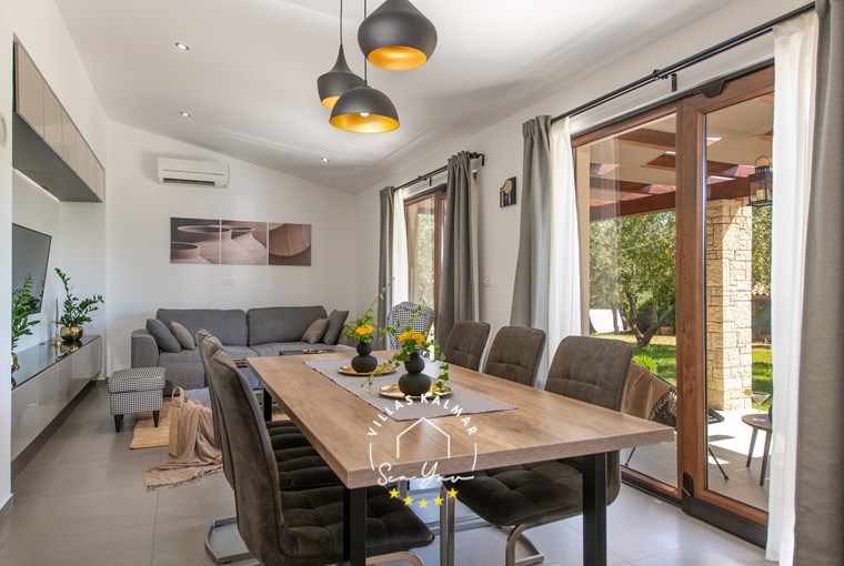 Offener Wohn- und Essbereich mit Gartenblick