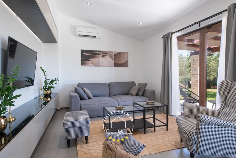 Gemütliche Lounge mit Schlafsofa und Blick auf den Pool