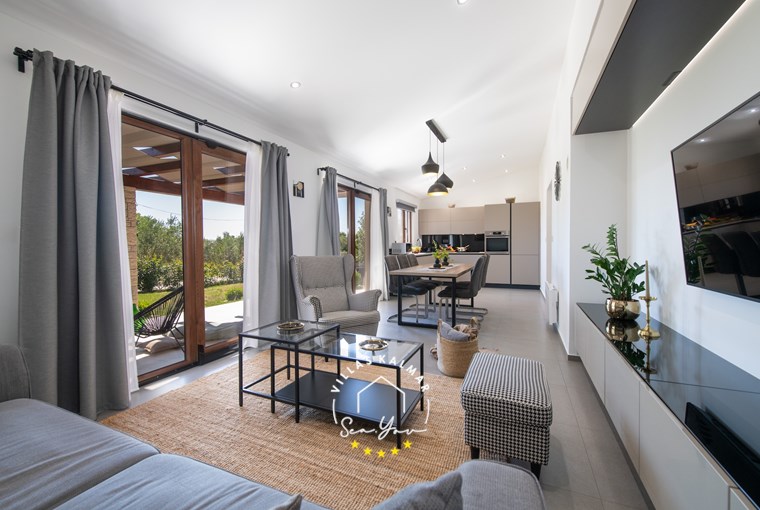 Moderne Küche und Essbereich in einer istrischen Landvilla