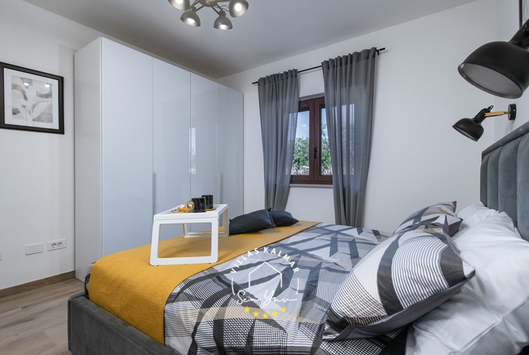 Helles Landhaus-Schlafzimmer mit Gartenblick