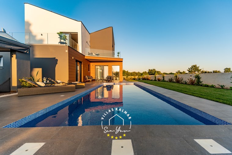 Modern villa with private pool near Pula