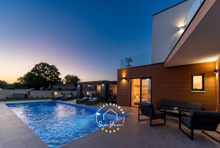 Beautiful villa with private pool and lounge area