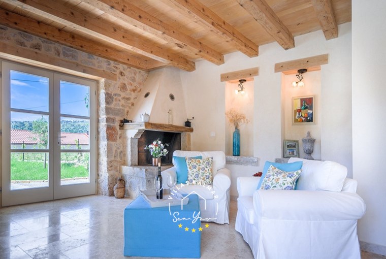 Cosy living room with fireplace – Villa Amore Croatia