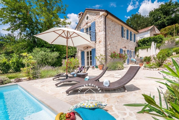 Stone terrace and pool surrounded by Mediterranean greenery – Villa Amore Croatia
