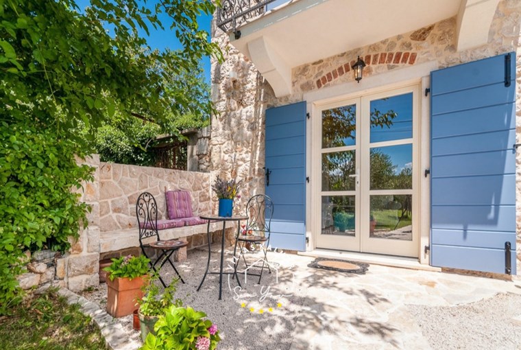 Charming stone terrace with blue shutters and outdoor seating – Villa Amore Bribir Croatia