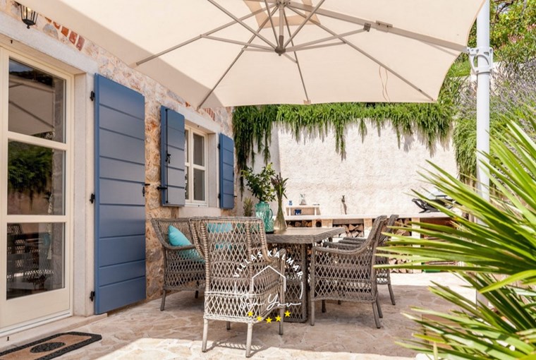 Outdoor dining area with gas grill next to the pool – Villa Amore