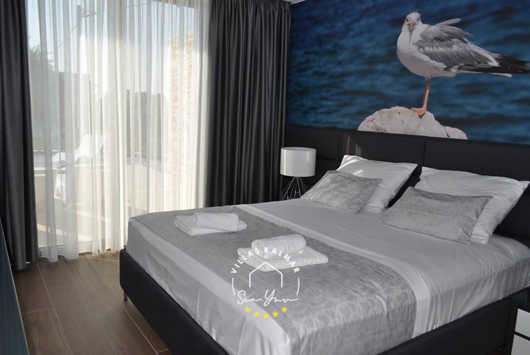 Bedroom with double bed in Villa K1 on the island of Pasman