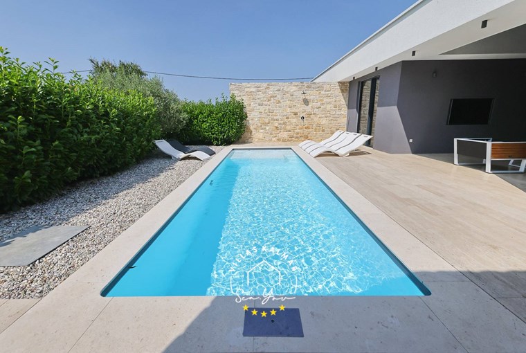 Private pool, sun loungers and outdoor lounge area with a TV in Villa K2 on Pasman
