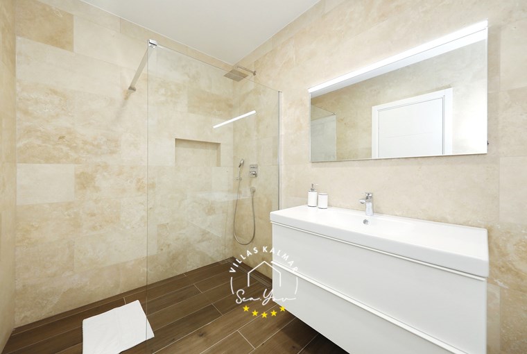 Modern bathroom with walk-in shower – Villa K4 Croatia