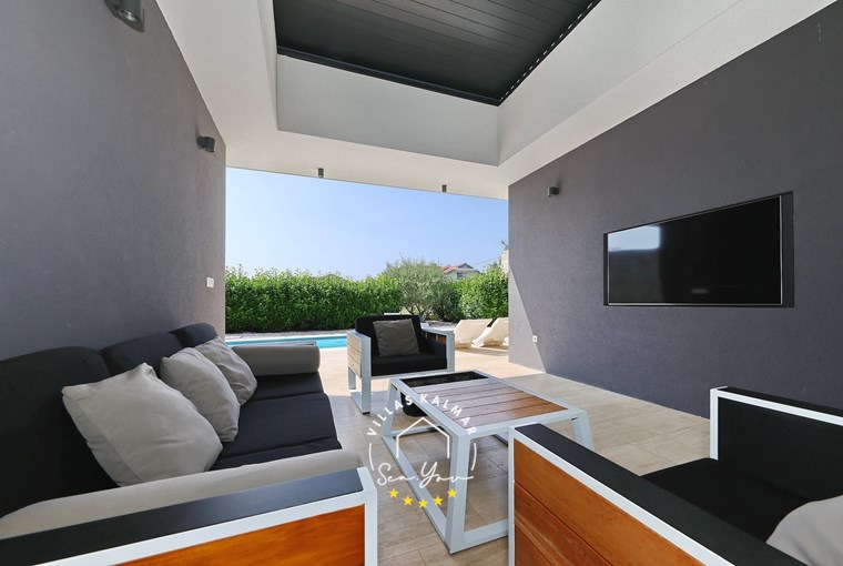 Spacious terrace with lounge area – Villa K4 Pasman