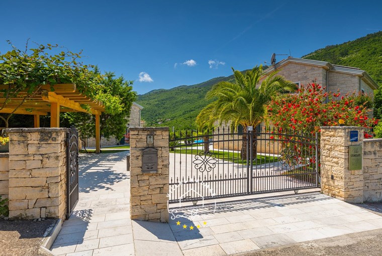 Villa Stonegate Estate image 41 of 99