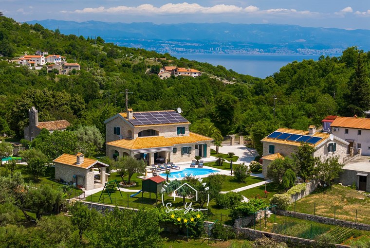 Beautiful Villa Stonegate Estate with private pool 2 and view over the nearby sea