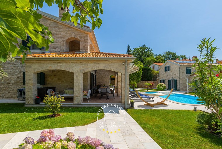 Villa Stonegate Estate with private pool, sun loungers and lush garden