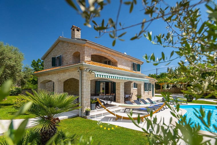Villa Stonegate Estate with private pool, sun loungers and lush garden