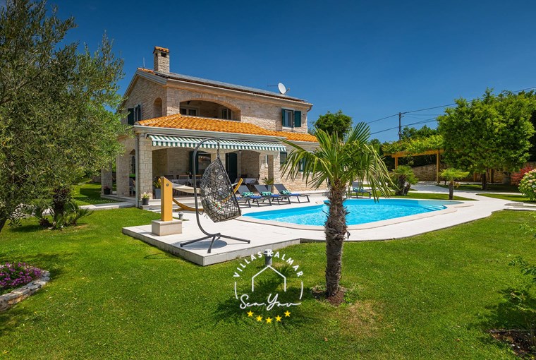 Villa Stonegate Estate with private pool, sun loungers and lush garden